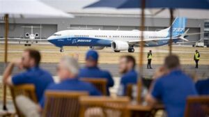 Boeing enfrenta una interrupción significativa en su producción debido a una huelga de 2,500 trabajadores en St. Louis; aviones clave están afectados.