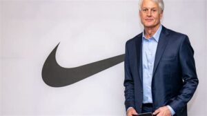 Nike anuncia cambio de liderazgo: John Donahoe deja el puesto de CEO, será reemplazado por Elliott Hill, ex-presidente de Consumo y Marketplace global.